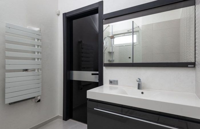 Lavabo con grifería doble