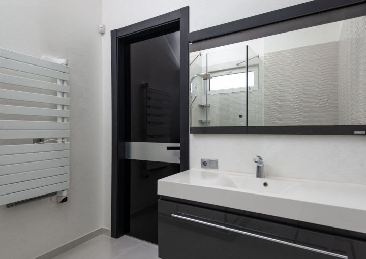 Lavabo con grifería doble