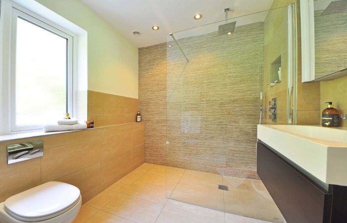 Baño con marmol naranja