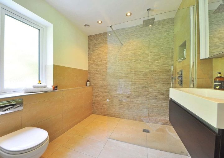 Baño con marmol naranja
